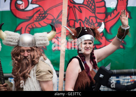 Aberystwyth Wales UK, sabato 23 luglio 2016 persone in viking fancy dress partecipando al carnevale annuale e processione lungo la passeggiata in Aberystwyth sulla West Wales coast Photo credit: Keith Morris / Alamy Live News Foto Stock