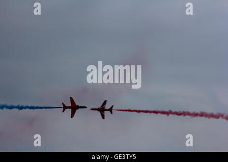 Sunderland, Regno Unito. 22 Luglio, 2016. Il Royal Air Force Aerobatic Team Display - Le frecce rosse mozzafiato acrobazie aeree, frecce rosse, Sunderland Airshow internazionale, Seaburn, Regno Unito David Whinham/Alamy Live News. Foto Stock