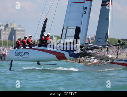 Il porto di Portsmouth, Portsmouth, Regno Unito. 23 Luglio, 2016. Louis Vuitton Americas Cup World Series Yacht Racing. Groupama Team Francia allo start di Gara 1 Credito: Azione Plus sport/Alamy Live News Foto Stock