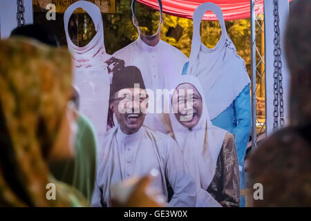 Kuala Lumpur, Malesia. Il 23 giugno, 2016. Nurul Anwar poster della famiglia per il pubblico di foto con all'Hari Raya Open House in giardino fortunato, Kuala Lumpur. Credito: Danny Chan/Alamy Live News. Foto Stock
