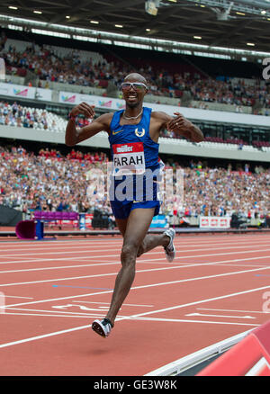 Londra, Regno Unito. 23 Luglio, 2016. Mo Farah vincendo il 5000m uomini gara durante i due giorni del Muller anniversario giochi presso lo Stadio - Queen Elizabeth Olympic Park sulla luglio 22, 2016 a Londra, Inghilterra Credito: Gary Mitchell/Alamy Live News Foto Stock