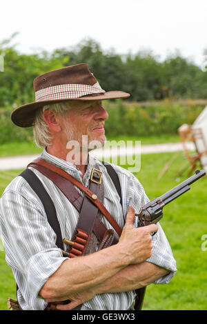 Il castello di Tutbury, Staffordshire, Regno Unito. 23-07-2016. Guerra Anglo-Boer gruppo portare il castello di Tutbury alla vita sabato 23 luglio. Questa fantastica rievocazione gruppo raffigura la vita e i tempi del governo britannico e di Boers durante il tardo XIX secolo. Affascinanti rievocazioni dimostrerà le esperienze dei combattenti e dei civili durante questo periodo. Il gruppo è in grado di ricreare le battaglie utilizzando armi autentiche e costumi del tempo. Visualizza sarà di scena a mostrare armi, uniformi, esercitazioni militari e gli aspetti della vita quotidiana. Credito: Cernan Elias/Alamy Live News Foto Stock