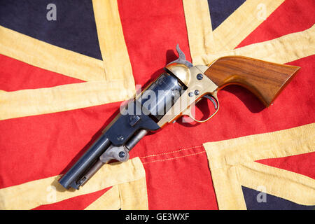 Colt .455 nuovo modello di servizio Revolver al castello di Tutbury, Staffordshire, Regno Unito. 23-07-2016. Il gruppo di guerra Anglo-Boer porta in vita il castello di Tutbury sabato 23 luglio. Questo fantastico gruppo di rievocazioni ritrae la vita e i tempi degli inglesi e dei boeri alla fine del XIX secolo. Affascinanti rievocazioni dimostreranno le esperienze dei combattenti e dei civili in questo periodo. Il gruppo ricreerà le battaglie utilizzando armi e costumi autentici del tempo. Verranno inoltre mostrate armi, uniformi, esercitazioni militari e aspetti della vita quotidiana. Credito: Cernan Elias/Alamy Live Foto Stock