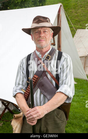 Il castello di Tutbury, Staffordshire, Regno Unito. 23-07-2016. John Bamber della guerra Anglo-Boer gruppo portare il castello di Tutbury torna alla vita sabato 23 luglio. John interpreta la parte di un agricoltore indigeni in lotta per la Boers. Questa fantastica rievocazione gruppo raffigura la vita e i tempi del governo britannico e di Boers durante il tardo XIX secolo. Affascinanti rievocazioni dimostrerà le esperienze dei combattenti e dei civili durante questo periodo. Il gruppo è in grado di ricreare le battaglie utilizzando armi autentiche e costumi del tempo. Credito: Cernan Elias/Alamy Live News Foto Stock