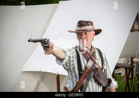 Il castello di Tutbury, Staffordshire, Regno Unito. 23-07-2016. John Bamber della guerra Anglo-Boer gruppo portare il castello di Tutbury torna alla vita sabato 23 luglio. John interpreta la parte di un agricoltore indigeni in lotta per la Boers. Questa fantastica rievocazione gruppo raffigura la vita e i tempi del governo britannico e di Boers durante il tardo XIX secolo. Affascinanti rievocazioni dimostrerà le esperienze dei combattenti e dei civili durante questo periodo. Il gruppo è in grado di ricreare le battaglie utilizzando armi autentiche e costumi del tempo. Credito: Cernan Elias/Alamy Live News Foto Stock