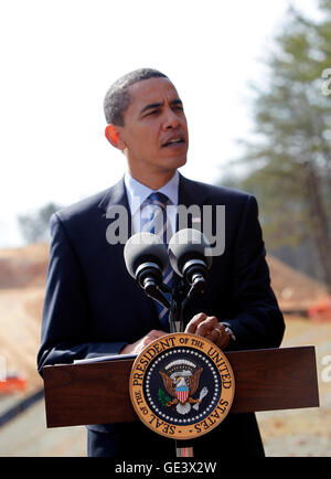 Springfield, VA - Febbraio 11, 2009 -- Il Presidente degli Stati Uniti Barack Obama parla su un sito in costruzione, Springfield, VA, Mercoledì, 11 febbraio 2009.Credit: Aude Guerrucci - Piscina via CNP - nessun filo servizio- Foto Stock