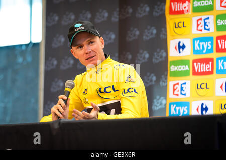 Tour de France. 23 Luglio, 2016. Morzine, FR. Chris Froome (Team Sky) parla nel corso di una conferenza stampa subito dopo la fase. Una catastrofe per il blocco delle chiamate sul palco 21, Froome starò in cima al podio alla finale a Parigi. John Kavouris/Alamy Live News Foto Stock