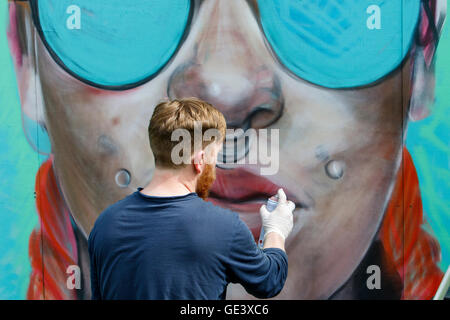 Bristol, Regno Unito, 23 luglio, 2016. Un artista è raffigurato nella South Street Park Bedminster come egli inizia a creare la sua opera per il festival. Upfest è il più grande d'Europa urban arts festival e ora è al suo ottavo anno. Credito: lynchpics/Alamy Live News Foto Stock