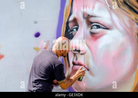 Bristol, Regno Unito, 23 luglio, 2016. Un artista è raffigurato nella South Street Park Bedminster come egli inizia a creare la sua opera per il festival. Upfest è il più grande d'Europa urban arts festival ed è ora nel suo ottavo anno di credito: lynchpics/Alamy Live News Foto Stock