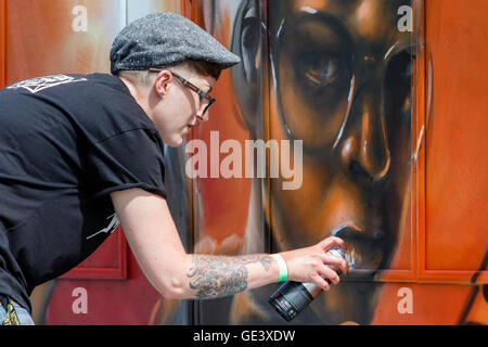 Bristol, Regno Unito, 23 luglio, 2016. Un artista è raffigurato nella South Street Park Bedminster come cominciano a creare le loro opere per il festival. Upfest è il più grande d'Europa urban arts festival ed è ora nel suo ottavo anno di credito: lynchpics/Alamy Live News Foto Stock