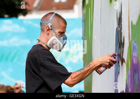 Bristol, Regno Unito, 23 luglio, 2016. Un artista è raffigurato nella South Street Park Bedminster come egli inizia a creare la sua opera per il festival. Upfest è il più grande d'Europa urban arts festival e ora è al suo ottavo anno. Credito: lynchpics/Alamy Live News Foto Stock