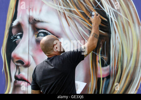 Bristol, Regno Unito, 23 luglio, 2016. Un artista è raffigurato nella South Street Park Bedminster come egli inizia a creare la sua opera per il festival. Upfest è il più grande d'Europa urban arts festival e ora è al suo ottavo anno. Credito: lynchpics/Alamy Live News Foto Stock