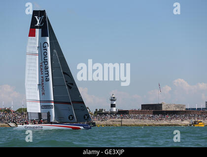 Il porto di Portsmouth, Portsmouth, Regno Unito. 23 Luglio, 2016. Louis Vuitton Americas Cup World Series Yacht Racing. Groupama Team Francia in azione Credit: Azione Plus sport/Alamy Live News Foto Stock