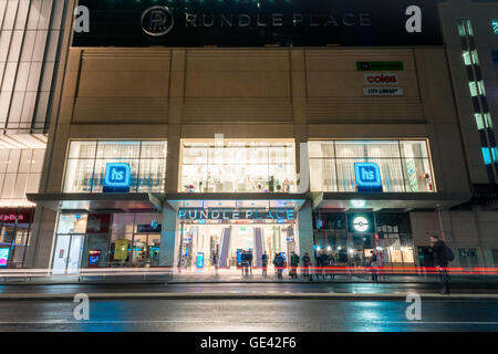 Adelaide, Australia del Sud - Agosto 11, 2015: vista a Rundle posto con persone sul busto stop. Rundle è un posto molto famoso negozio Foto Stock