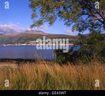 Fort William da sul Loch Linnhe, Lochaber, Scozia Foto Stock