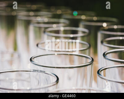 Bicchieri vuoti su un banchetto tabella close up Foto Stock