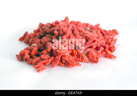 Wolfberry (Altri nomi sono goji, goji berry) isolato su sfondo bianco Foto Stock