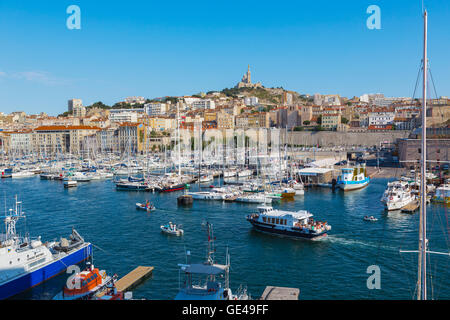 Marsiglia, Provence-Alpes-Côte d'Azur, in Francia. Vista sul Vieux-Port, il vecchio porto, al XIX secolo Neo-Byzantine Basilica Foto Stock