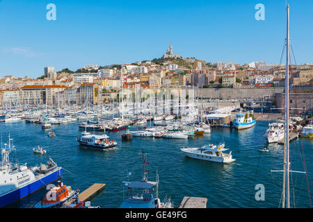 Marsiglia, Provence-Alpes-Côte d'Azur, in Francia. Vista sul Vieux-Port, il vecchio porto, al XIX secolo Neo-Byzantine Basilica Foto Stock