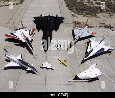 Una collezione di NASA aerei di ricerca sulla rampa al Dryden Flight Research Center nel luglio 1997: X-31, F-15 attivo, SR-71, F-106, F-16XL nave #2, X-38 ed X-36. Immagine # CE97-44165-149 Data: 1 luglio 1997 Foto Stock