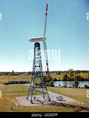 (28 settembre 1976) spinto dalla crisi energetica, NASA, la ricerca di energia e sviluppo Amministrazione (ERDA) installato questo 100 chilowatt turbina eolica per energia alternativa alla ricerca di prugna Brook. Il 100-piede di torre sostenuto due sessanta-due lame del piede, che potrebbe raggiungere i quaranta giri/min di diciotto-venti miglia/h. Quando la prugna Brook arresto del reattore è stato annunciato, dal congressista Mosher e altri hanno cercato di trovare un uso alternativo di prugna Brook station. La turbina eolica è stato uno dei pochi programmi di successo in corrispondenza della stazione negli anni settanta e ottanta. Dalla fine degli anni ottanta diversi siti di test a Foto Stock