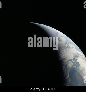 Questa immagine dell'Apollo 11 mostra il terminatore della Terra, la linea di divisione tra il lato giorno e quello notte del pianeta, visto dallo spazio. La fotografia, scattata durante la missione storica che ha fatto atterrare gli umani sulla Luna, cattura la curvatura della Terra e la transizione tra luce solare e oscurità. Foto Stock
