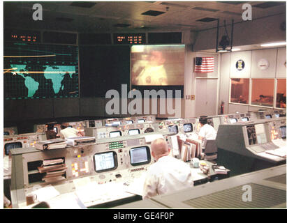 Vista generale della missione di controllo delle operazioni in camera il Mission Control Center presso il veicolo spaziale con equipaggio centro, durante il quarto della trasmissione televisiva dalla navicella Apollo 13 mentre in rotta verso la luna. Eugene F. Kranz (in primo piano, torna alla telecamera), uno dei quattro Apollo 13 Direttori di volo, viste sul grande schermo in corrispondenza della parte anteriore del MOCR. Astronauta Fred W. Haise Jr., modulo lunare pilota, è visibile sullo schermo. Il quarto della trasmissione televisiva dalla missione Apollo 13 era la sera del 13 aprile 1970. Poco dopo la trasmissione si è conclusa e nel corso di una procedura di routine che ha richiesto il Foto Stock