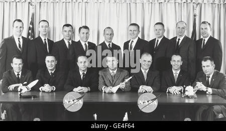 Astronauta i gruppi 1 e 2. L'originale di mercurio sette astronauti scelti dalla NASA ad aprile 1959, sono seduti da sinistra a destra): L. Gordon Cooper Jr, Virgil Grissom I., M. Scott Carpenter, acqua M. Schirra Jr., John H. Glenn Jr., Alan B.Shepard Jr., e Donald K. Slayton. Il secondo gruppo di astronauti della NASA, che sono stati denominati nel settembre del 1962, sono in piedi (da sinistra a destra): Edward H. White II, James McDivitt A., John W. Young, Elliot M. Vedere Jr., Charles Conrad Jr., Frank Borman, Neil A. Armstrong, P. Thomas Stafford e James A. Lovell Jr. Foto Stock