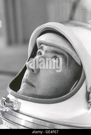 Astronauta James McDivitt A., comandante della Gemini IV, adatto in preparazione per il peso e il bilanciamento delle prove. L'obiettivo della Gemini IV missione è stato quello di testare e valutare gli effetti di quattro giorni nello spazio sull'equipaggio, attrezzature e sistemi di controllo. Pilota bianco Edward II compiuto con successo il primo spacewalk negli Stati Uniti durante la Gemini IV missione. Immagine # : 65-H-790 Data: 21 Maggio 1965 Foto Stock