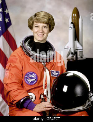 Eileen M. Collins, comandante della missione STS-93 Space Shuttle il 29 ottobre 1998, è raffigurata nella sua tuta arancione Launch and Entry (LES) con casco. È stata la prima donna a comandare una missione dello Space Shuttle. Foto Stock