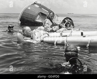 Il primo equipaggio per la Gemini 5 volo spaziale, gli astronauti Charles Conrad Jr., (in acqua) e L. Gordon Cooper Jr (in raft) pratica tecniche di sopravvivenza dopo il successo di uscita dai loro statico Gemini Articolo V veicolo spaziale nel Golfo del Messico. Cooper è il comando pilota e il Conrad è pilota per la Gemini 5 missione. Immagine # : S65-39907 Data: 21 Luglio 1965 Foto Stock