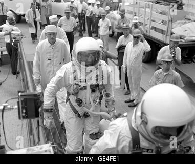 (21 luglio 1965) Gemini 5 primo equipaggio, Charles "Pete" Conrad e Gordon Cooper nel loro argento vestiti di pressione vengono accolti dai dipendenti come si fanno strada al launch pad. Immagine # : 65P-0136 Foto Stock