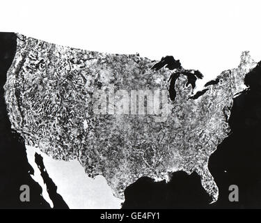 Questa mappa fotografica di 10x16 piedi degli Stati Uniti contigui è stata creata da 595 immagini prive di nuvole catturate dal primo satellite Earth Resources Technology (ERTS-1) della NASA nel 1972. Le immagini sono state scattate utilizzando il Multi-Spectral scanner System (MSS) della navicella spaziale, offrendo una nuova prospettiva sulla Terra dallo spazio. Foto Stock