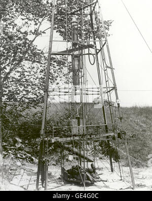 Il dottor Robert H. Goddard's Rocket è nella torre, pronto per il mese di luglio 17, 1929, prova a Auburn, Massachusetts. Questo è stato il quarto volo di un liquido a razzo a propellente. Le rocce sono state impilate su tubi direttamente sotto l'ugello su un telaio sospesi da due 3/8 pollice tubo guide per mantenere quest'ultimo per quanto possibile diritta dalla tensione prodotta in questo modo. Il rumore da questo particolare il lancio del razzo ha attirato l attenzione di tutta la comunità. Quando il pubblico è cresciuto in questione oltre i pericoli potenziali dei razzi, Goddard è stata costretta a condurre i suoi voli di prova per l'esercito e la gamma di artiglieria a Foto Stock