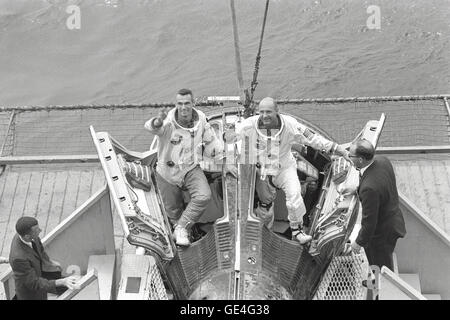 Gli astronauti Eugene Cernan e Thomas Stafford furono accolti a bordo della nave di recupero USS Wasp dopo la loro missione Gemini 9. Questa immagine cattura il momento del loro ritorno dallo spazio sul vaso di recupero. Foto Stock