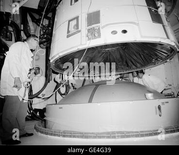Il Gemini III veicolo spaziale è accoppiato con il Titan II veicolo di lancio nella sala bianca del pad 19 presso il Kennedy Space Center. Virgil I. (GUS) Grissom e John Young rode la capsula nello spazio il 23 marzo 1965 per una missione della durata di quasi cinque ore. La coppia di astronauti testati fuori il veicolo spaziale sul primo presidiati Gemini volo. Immagine # : S65-17337 Data: Febbraio 1965 Foto Stock