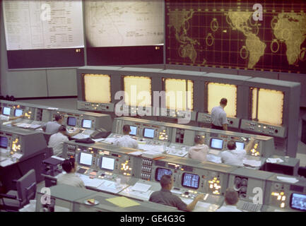 Vista complessiva del Mission Control Center (MCC), Houston, Texas, durante la Gemini 5 volo. Nota lo schermo nella parte anteriore del MCC che è utilizzato per tenere traccia del progresso delle navicelle Gemini. Immagine # : S65-28660 Agosto 21, 1965 Foto Stock