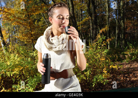 Bellissima ragazza in uno sfondo di vicolo di autunno Foto Stock