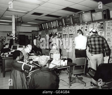 I tecnici all'interno del comando di Test Center presso la John C. Stennis Space Center monitorare una navetta spaziale principale di prova del motore di sparo. Foto Stock