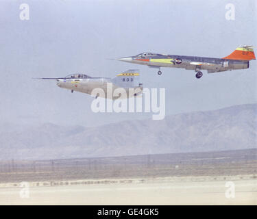 (21 novembre 1966) La M2-F2 il sollevamento corpo ritorna da un volo di ricerca presso la NASA Dryden Flight Research Center, Edwards, California, con un F-104 battenti chase. (Immagine # CE66-1567) Foto Stock