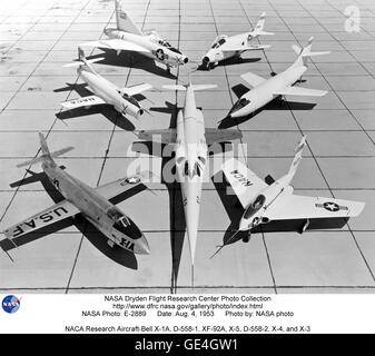 (4 agosto 1953) a 1953 foto di alcuni aerei di ricerca a NACA volo ad alta velocità della stazione di ricerca, più tardi rinominata Dryden Flight Research Center, e ora il volo Armstrong Centro di ricerca. La foto mostra la X-3 (centro) e in senso orario da sinistra: X-1A (Air Force numero di serie 48-1384), il terzo D-558-1 (NACA numero di coda 142), XF-92A, X-5, D-558-2 e X-4. Immagine # : E-2889 Foto Stock