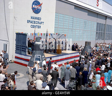 Il presidente John F. Kennedy onori astronauta John Glenn a Cape Canaveral il 23 febbraio 1962. Questa cerimonia di benvenuto è venuto subito dopo Glenn storico dell orbita 3 missione in amicizia 7. Glenn è stato il primo americano in orbita attorno alla terra in quella missione. James Modarelli NASA insignia (affettuosamente noto come "polpetta") è orgogliosamente esposti sulla Hangar S. Il capannone era la casa per il programma di mercurio a Cape Canaveral. Essa inclusi impianti di trasformazione per il veicolo spaziale di mercurio, strutture di formazione, uffici e camere da letto per gli astronauti. Immagine #: KSC-62PC-00 Foto Stock