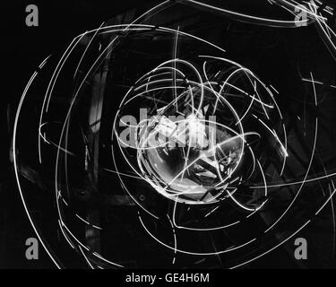 (16 dicembre 1959) di questo dispositivo è noto formalmente come MASTIF o più spazio asse di prova impianto di inerzia e si trova in altitudine galleria del vento. Fu costruito al Lewis Research Center, ora John H. Glenn Research Center e progettato per addestrare gli astronauti di riacquistare il controllo di un veicolo spaziale di barilatura. Immagine # : C1959-52233 Foto Stock