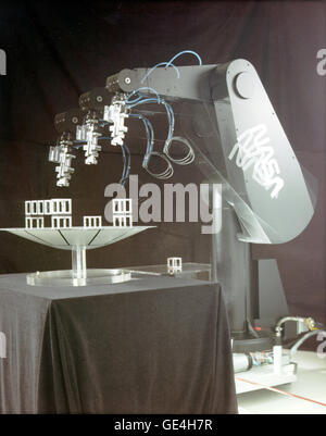 Questa immagine del 1990 mostra il braccio sensore robotico Puma, sviluppato per studi di realtà virtuale presso il NASA Ames Research Center di Mountain View, California. Il braccio robotico è stato un componente chiave per il progresso delle tecnologie di realtà virtuale e telepresenza. Foto Stock