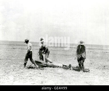 Il dottor Robert H. Goddard's Rocket dopo che il volo in Nuovo Messico il 19 aprile 1932. Quelli che trasportano il razzo sono (da sinistra a destra): Nils Ljungquist, macchinista; molto probabilmente Charles Mansur, saldatore; Goddard il cognato e macchinista Albert Kisk; e Goddard. Il razzo aveva nuove palette di guida controllato da un giroscopio che ha contribuito alla stabilizzazione. Nel 1930, con una sovvenzione dal Guggenheim Foundation, Goddard e il suo equipaggio spostato dal Massachusetts a Roswell, New Mexico, per svolgere attività di ricerca e di effettuare i voli di collaudo lontano dagli occhi dell'opinione pubblica. Questo razzo è stato uno dei molti che ha lanciato in Roswell dal 1930 Foto Stock