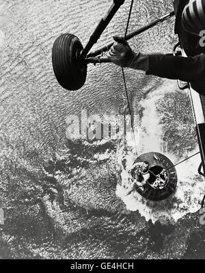 Un U.S. Elicottero Marine team di recupero di paranchi astronaut Alan Shepard dal suo veicolo spaziale di mercurio dopo un volo riuscito e splashdown nell'Oceano Atlantico. Il 5 maggio 1961, Alan B.Shepard Jr. divenne il primo americano a volare nello spazio. La sua libertà 7 capsula di Mercurio è volato una traiettoria sottorbitale della durata di 15 minuti 22 secondi. Il suo veicolo spaziale è atterrato nell'Oceano Atlantico dove lui e la sua capsula sono stati recuperati da un elicottero e trasportato in attesa di portaerei Museo della Portaerei U.S.S. Lake Champlain. Immagine # : S61-02723 Foto Stock