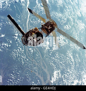 (28 luglio 1973) una vista ingrandita della Skylab space station fotografati contro un sfondo di massa dal Skylab 3 comando/Modulo di servizio per la stazione durante le manovre di mantenimento prima di docking. Il Ilba Grande de Gurupa area del Fiume Rio delle Amazzoni Vally del Brasile può essere visto qui sotto. A bordo del modulo di comando sono stati gli astronauti Alan L. Fagiolo, Owen K. Garriott, e Jack Lousma R., che è rimasto con il Skylab stazione spaziale in orbita terrestre per 59 giorni. Questa foto è stata scattata con un hand-held 70mm Fotocamera Hasselblad usando un 100mm lente e quindi-368 a media velocità pellicola Ektachrome. Nota quella solare sistema di array Foto Stock