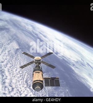 Una vista aerea del Skylab Workshop orbitale in orbita intorno alla terra come fotografato da Skylab 4 comando e moduli di servizio (CSM) durante la finale di fly-intorno dal CSM prima di ritornare a casa. La stazione spaziale è contrastata contro il blu pallido Terra. Durante la fase di lancio il 14 maggio 1973, circa 63 secondi in volo, la protezione micrometeor sul workshop orbitale (OWS) ha subito un guasto che ha causato l'essere catturati in supersonico di flusso di aria durante la fase di salita. Questo strappato la protezione dalla OWS e danneggiato i punti di ancoraggio che fissato uno dei Solar Array systems. Perdita completa di uno dei sol Foto Stock