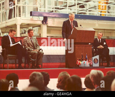 Amministratore della NASA James E. Beggs parla all'arrivo Spacelab cerimonia tenutasi a operazioni e Checkout Edificio, Kennedy Space Center. La condivisione della piattaforma sono, da sinistra, Vice Presidente George Bush; Eric Quistgaard, direttore generale dell'Agenzia Spaziale Europea (ESA), e Richard G. Smith, direttore del Kennedy Space Center. Presente ma non visibile nella foto è il dottor Johannes Ortner, presidente Spacelab scheda Programma, ESA. Spacelab era un laboratorio riutilizzabili modulo che ha permesso agli scienziati di eseguire vari esperimenti in microgravità mentre in orbita intorno alla terra. Progettato da nello Spazio europeo Agenc Foto Stock