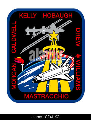 La STS-118 è stata una missione dello Space Shuttle alla stazione spaziale Internazionale nel 2007. La fotografia mostra lo shuttle in orbita, con una chiara visuale della Terra sottostante, catturando l'impressionante tecnologia e le dimensioni dell'esplorazione spaziale. Foto Stock